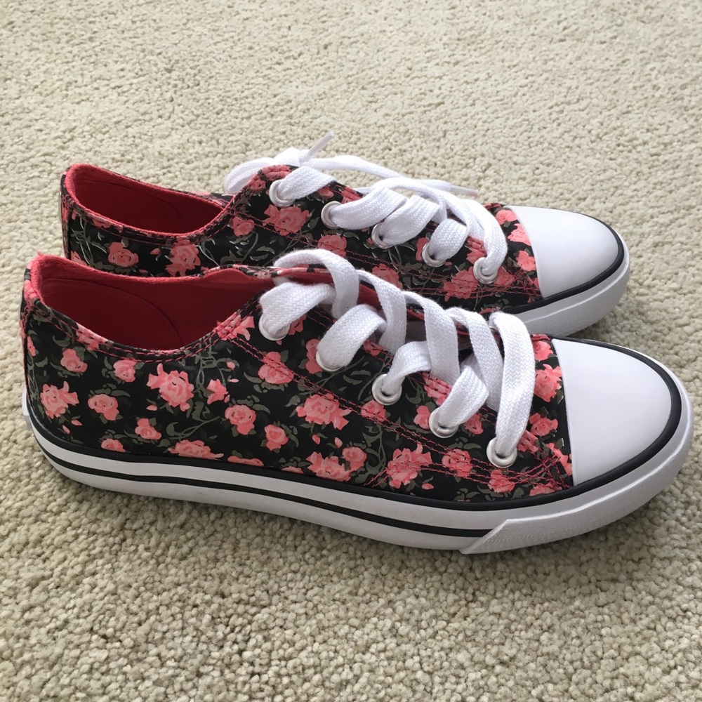 New Seventeen brand size 7 Converse-like shoes.
